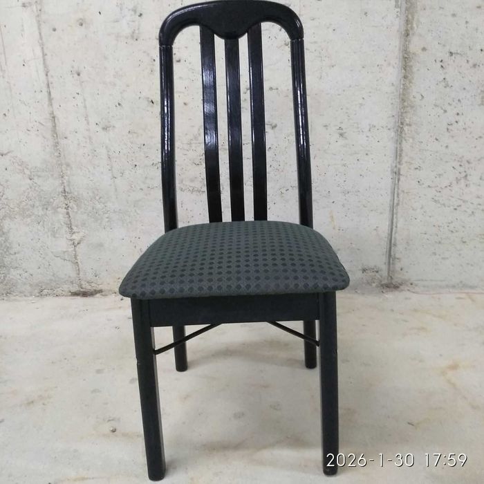 Продавам трапезна маса с 6 стола