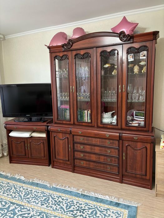 Продаётся мебельный гарнитур (сервант + тумба под ТВ)