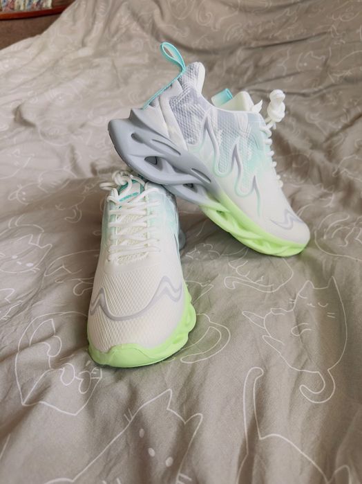 Продам кроссовки 37 размера