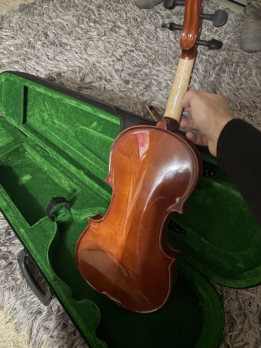 Vând vioară nouă și cu suport bărbie 4/4