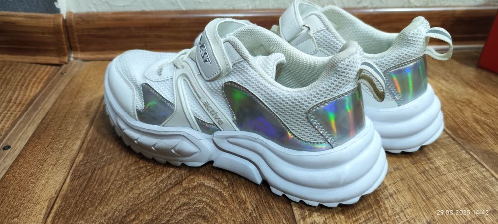 Продам кроссовки