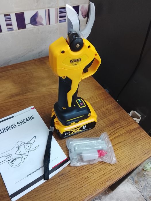 Foarfeca de grădinărit DeWalt cu o baterie de 6A