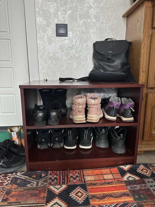 Диспенсер, стол и тумбочки