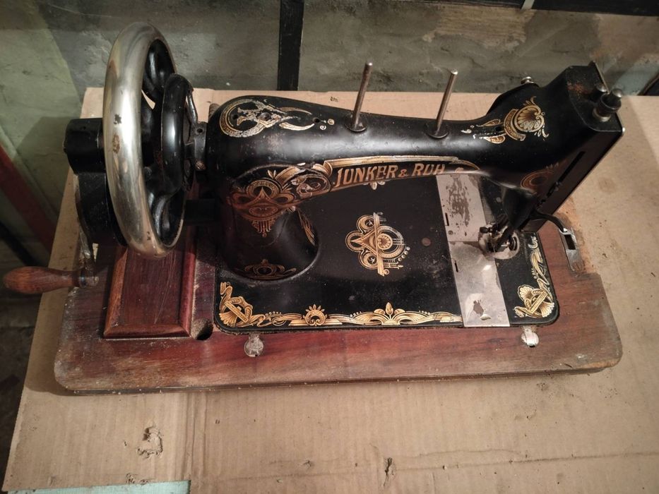 Антикварна шевна машина JUNKER & R UH