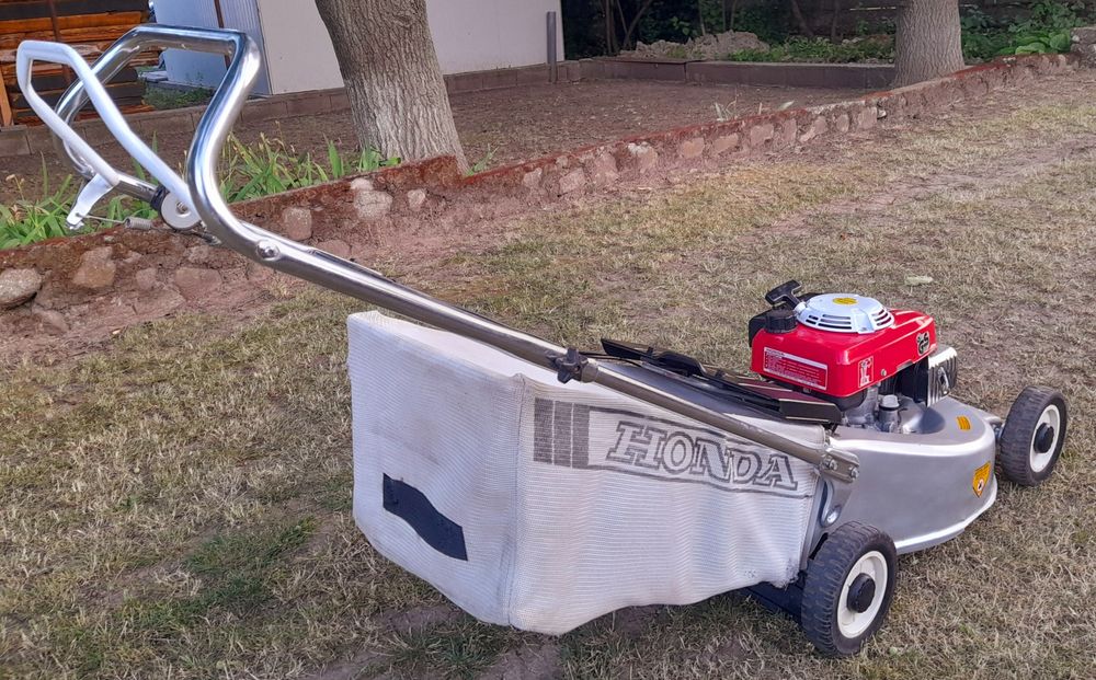 Masina tuns iarba Profesionala Honda HRA 214 TRANSMISIE CARDAN, 5HP 4TIMPI 53CM Made în Japan