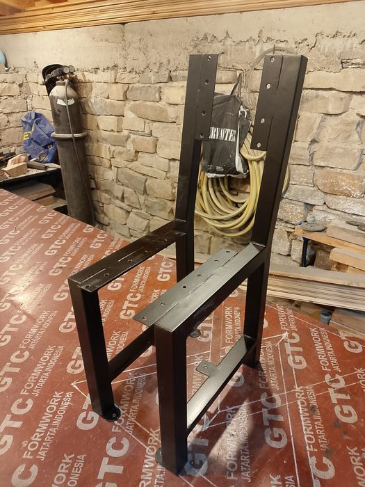 Пейка от прахово боядисан метален профил и иглолистна дървесина.