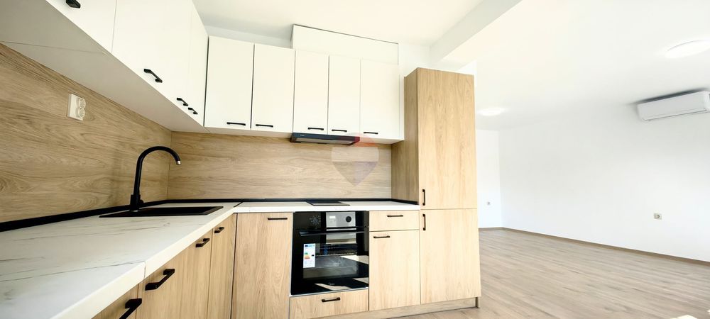 Продава се Тристаен апартамент в Варна, Център - 95 кв.м за 2315 €/кв.м - Снимка #3