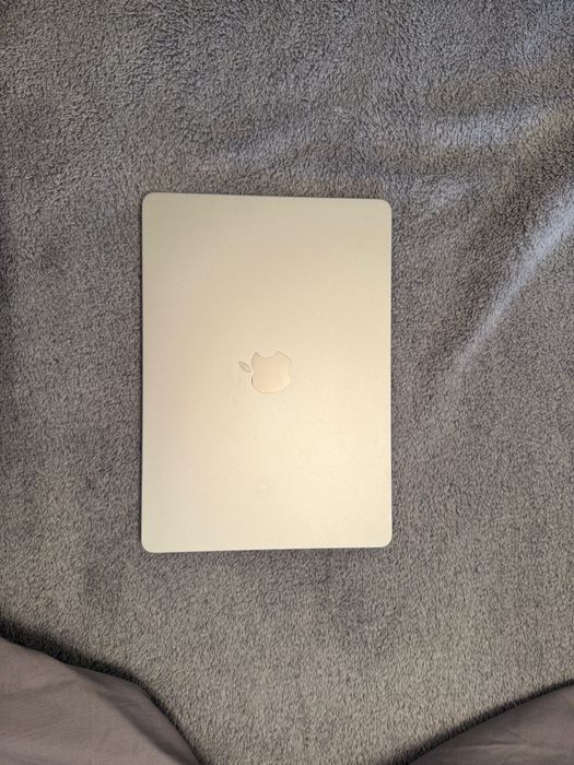 MacBook Air M2 13.6” ca nou, nefolosit, 8GB / 256GB, battery 100%