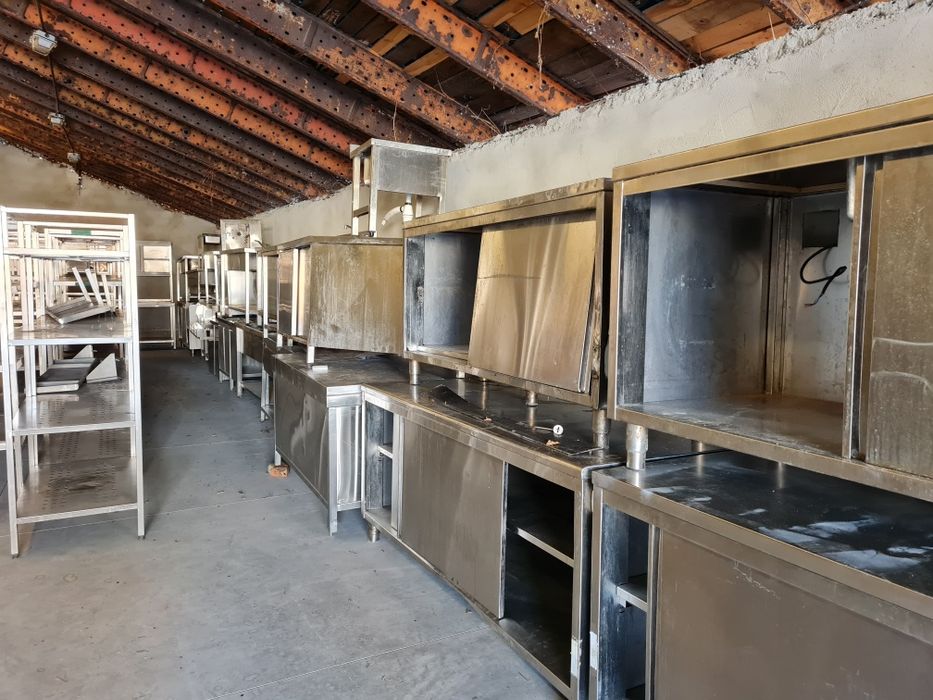 Неутрално кухненско оборудване маси, мивки, шкафове от инокс