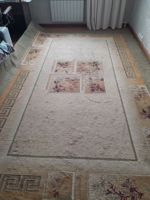 Ковер длина 4 м. Ширина. 2.5 м.