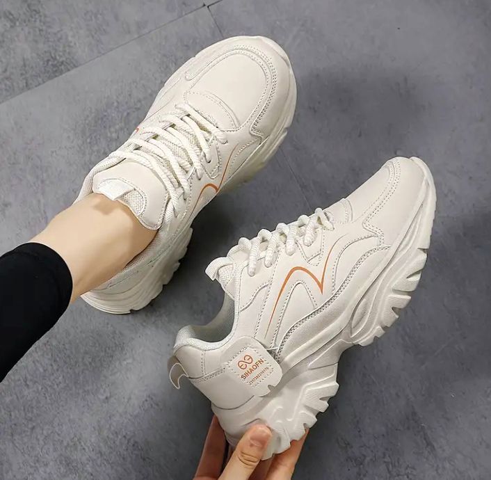 Шикозни кожени  спортни обувки Кремави!