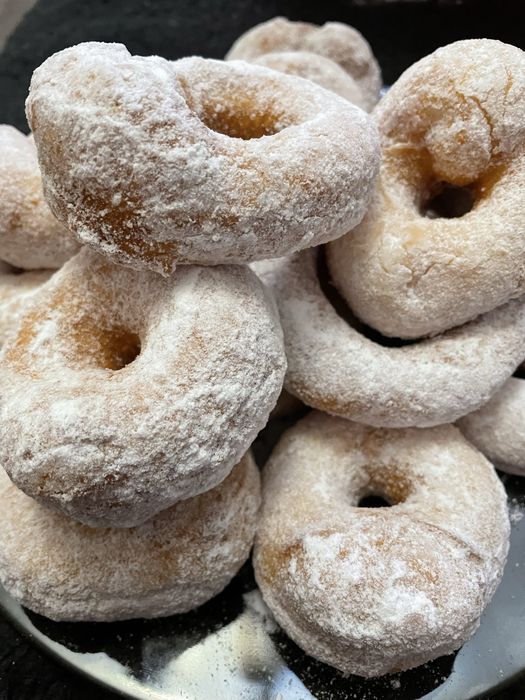 Paine, cornuri, gogosi de casa
