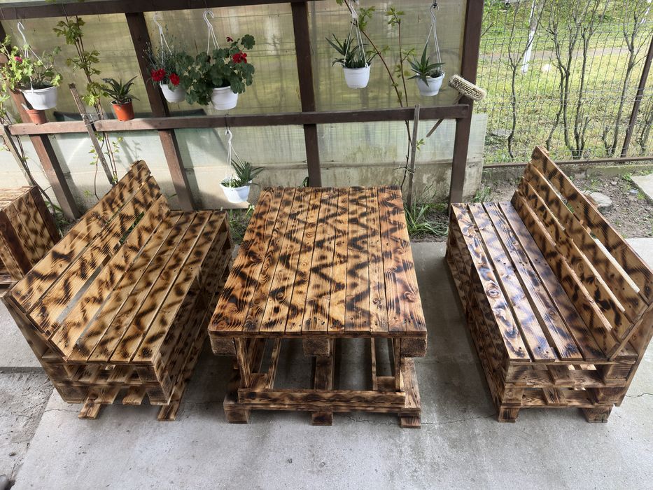 Set mobilier din paleți – masă + doua banci (model rustic, ars decorativ)