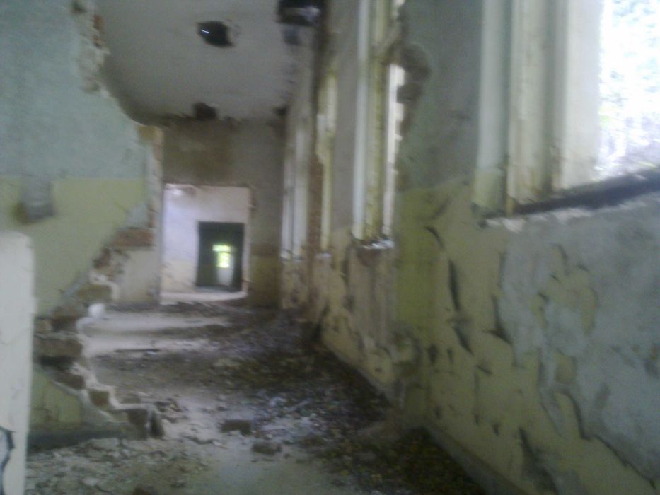 Продавам имот от 11 дка и сграда с РЗП 806 кв. м., в с. Метличина