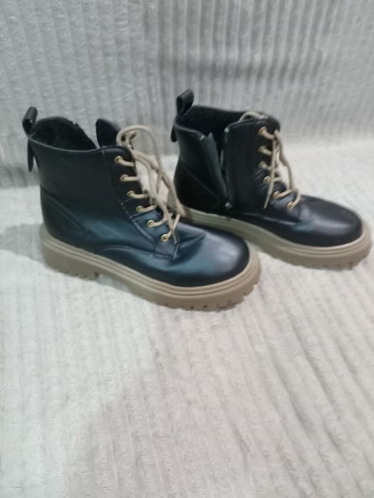Продам весению ботинки уникс новое