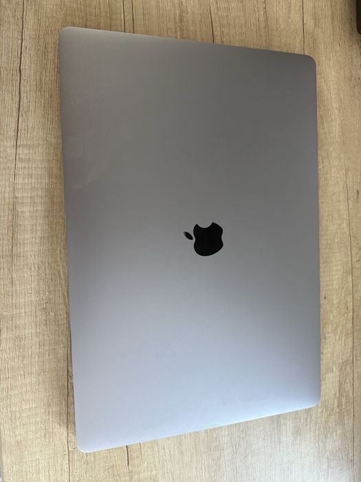 Macbook Pro, 16 inch, utilizat 3 luni