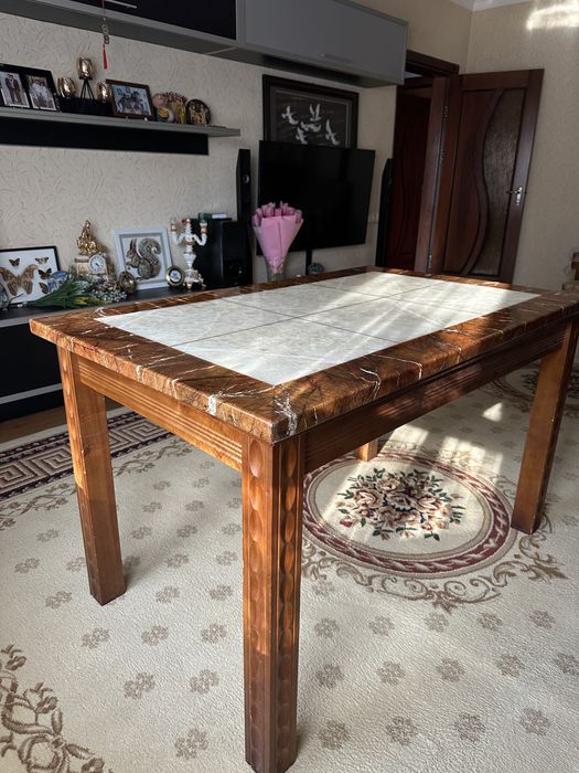 Мраморный стол в гостинную