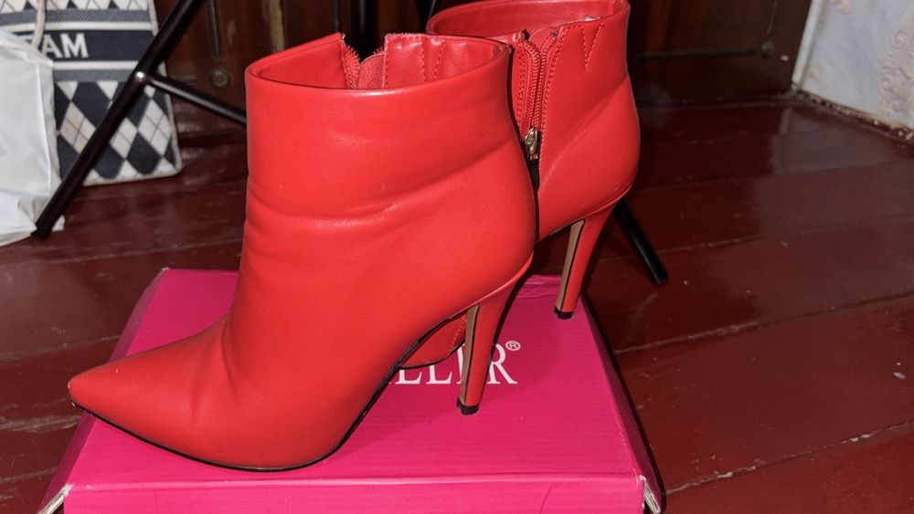 Әдемі жеңіл аяқ киім