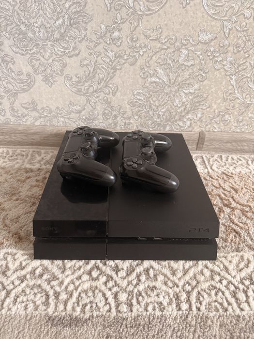 Продам Ps4 2 джостика без игр