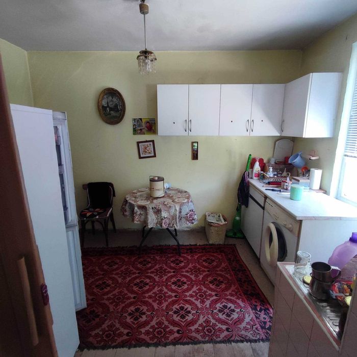 Продава се самостоятелна къща в с. Хан Крум, на 5 км от гр. Шумен