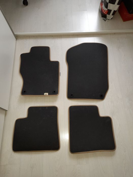 Бежови мокетни стелки за Мерцедес/Mercedes МЛ 164/ML 164. Като нови!