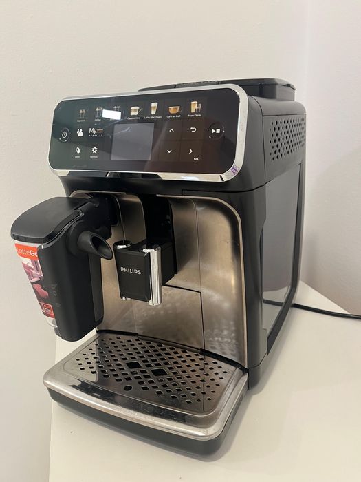 Продаваме автоматична кафемашина Philips LatteGo