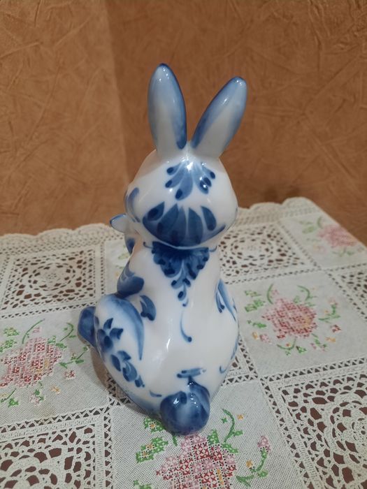 Большая Фарфоровая фигурка " Заяц с репкой "Гжель, ручная роспись, в и