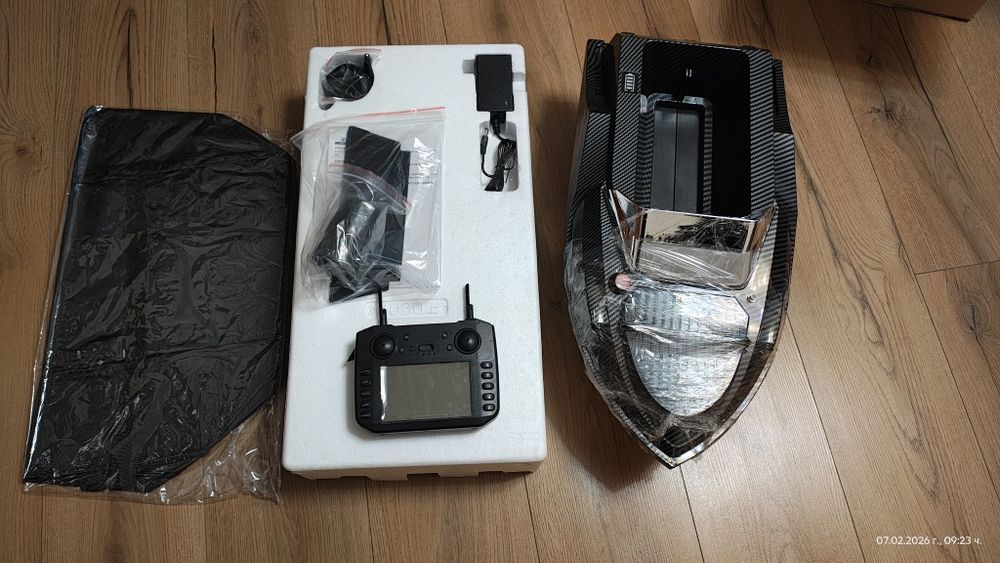 Продавам лодка за захранка Flytec V080 със сонар, GPS система