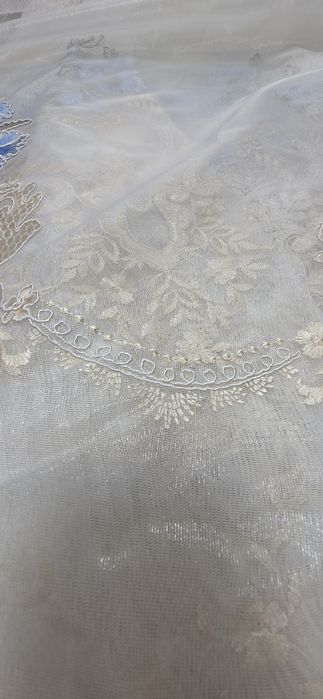 Perdeaua din imagine este confecționată dintr-un material fin și elegant, ideal pentru amenajări clasice sau romantice.