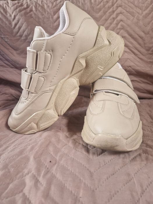 Маратонки в бежово