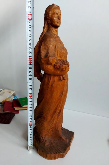 ГОЛЯМА ФИГУРА ЖЕНА В Народна Носия Статуетка Дърворезба