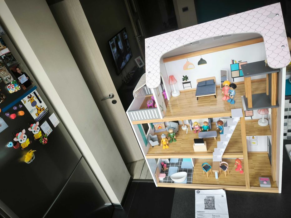 Дървена къщичка за кукли