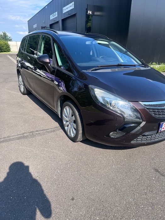 Vând Schimb Opel Zamfira  pe un suv
