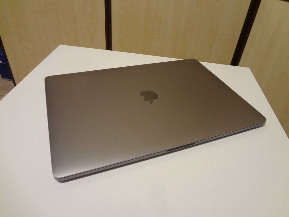 MacBook Pro , i9 , 2019 , A1990 Touch Bar , Cutie Completa .