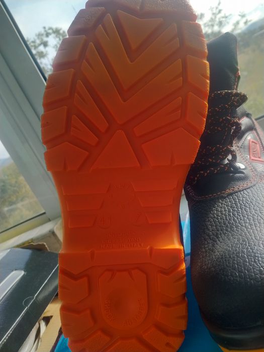 Продам спец обувь новая