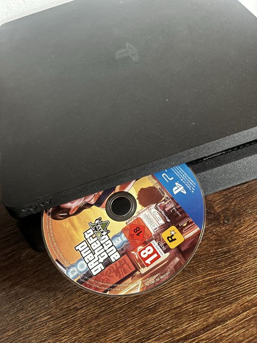 PS4 Slim 500GB + GTA 5 + 2 controllere originale