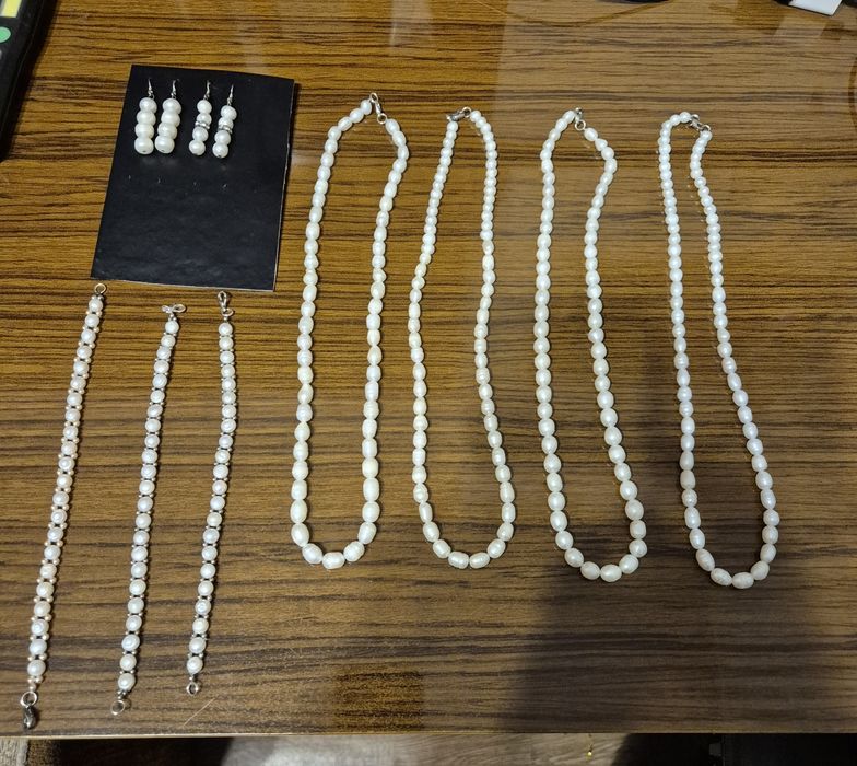 Украшения  из натурального жемчуга  , янтаря ,  камней и минералов .