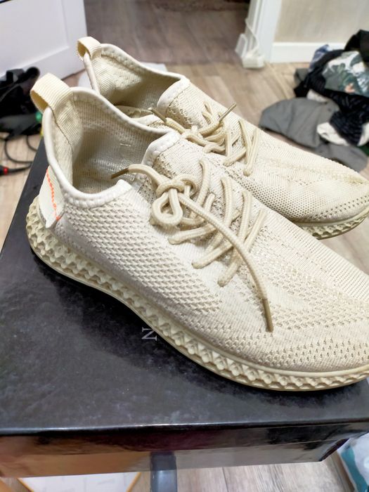 Продается кросовки Иззи. В отличном состоянии.