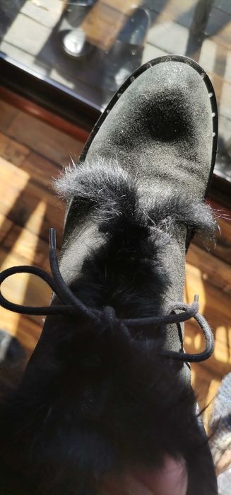 Дамски елегантни боти с естествен пух.