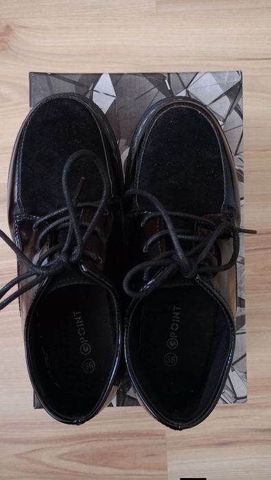 Дамски обувки 
Номер 36 , стелка 23см
С минимални следи употреба