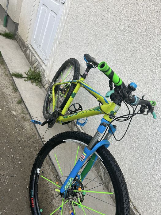 Bicicleta cube verde