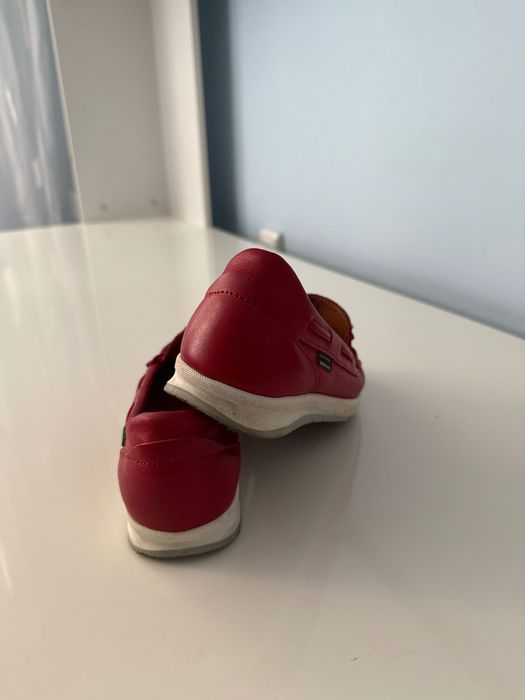 Червени мокасини