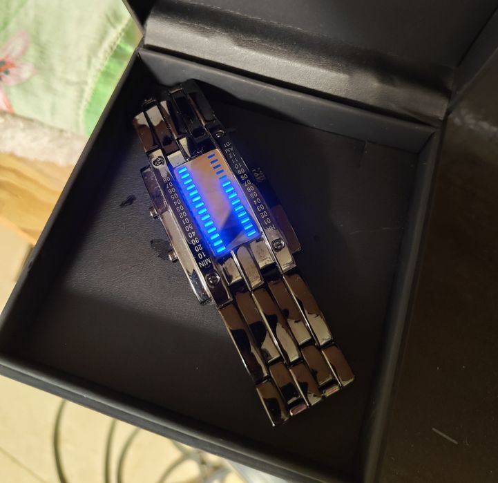 Ceas binar model deosebit