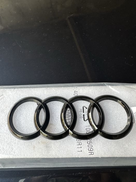 Задна емблема черен пияно лак AUDI