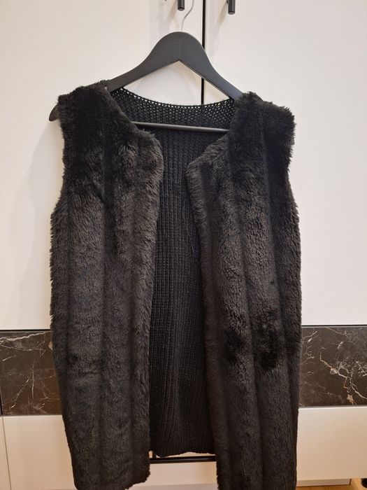 Черен елек с плетен гръб