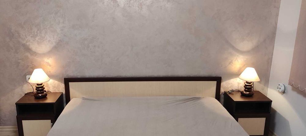 Продавам Спалня с матрак и две нощни шкафчета