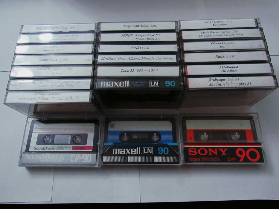 Аудиокассеты cо студийными запиcями зарубежной музыки