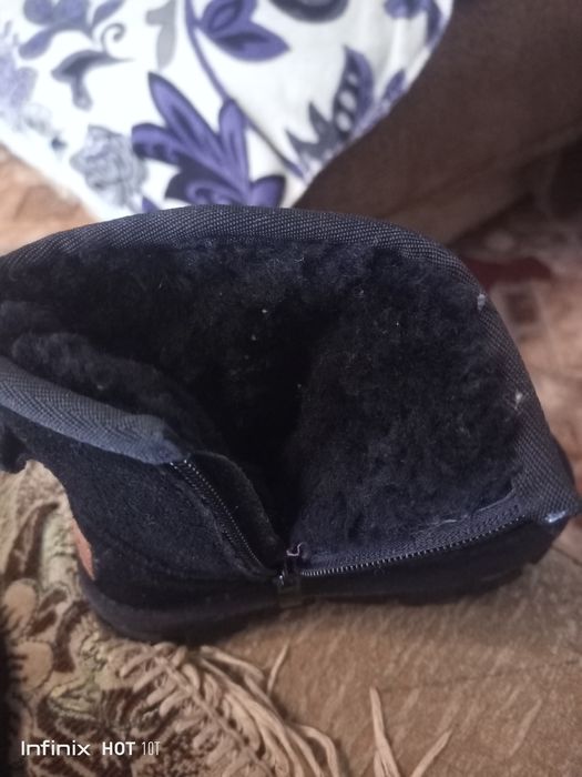 Продам уги на мальчика новые.