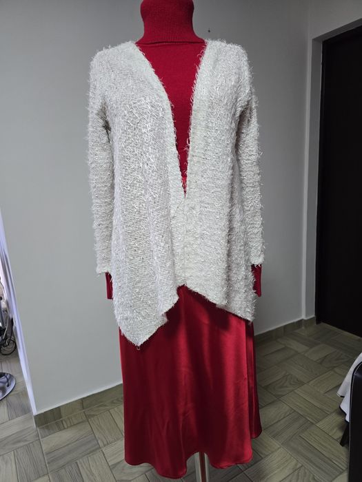 Cardigan alb model pene de struț, model asimetric