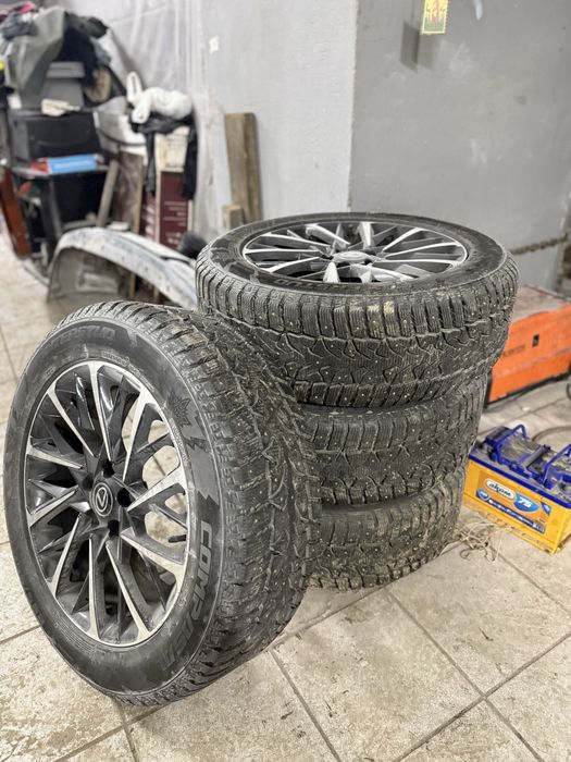 Комплект зимней шипованной резины на дисках на лексус RX